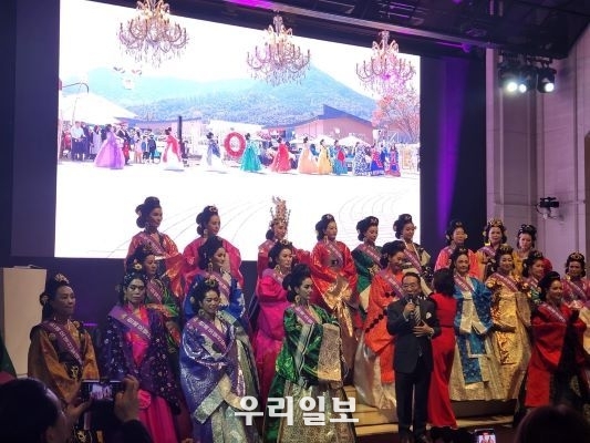 지난 12월 16일 제1회 고전복식 한복모델 선발대회'를 마치고 이진은 (사)대한방송언론기자연합회 총재가 <br>
한복모델 선발대회를 주도하고 있다.