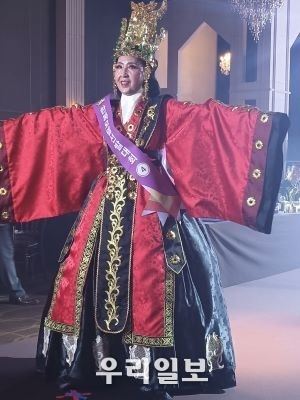 제1회 고전복식한복모델 선발대회 최고의 영예 수상인 황후대상 수상자 윤영숙 한복모델
