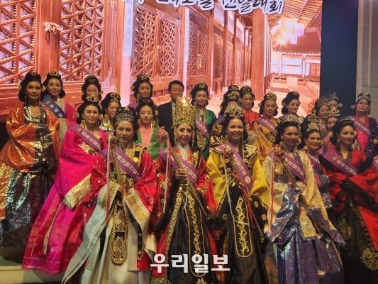 지난 12월 16일 제1회 고전복식한복모델 선발대회를 마치고 수상자들과 선발대회 참가자들이 기념촬영을 찍고 있다.