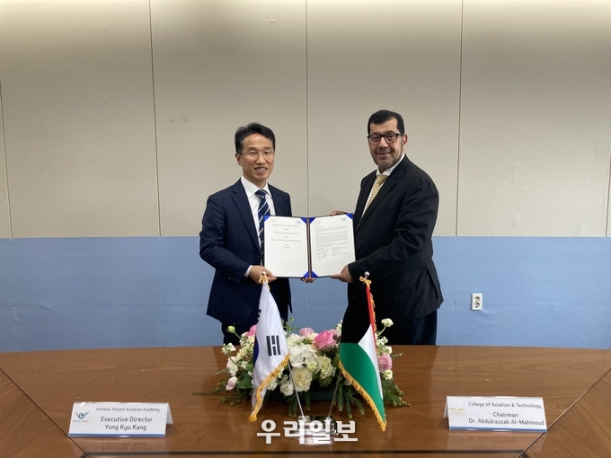 13일 오전 인재개발원에서 열린 인천공항공사-쿠웨이트 항공기술대학교 교육협력 업무협약 체결식에서 인천국제공항공사 강용규 인재개발원장(왼쪽), 쿠웨이트 항공기술대학교 압둘라작 알마흐무드(Abdulrazzak Almahmoud) 총장(오른쪽)이 협약 체결 후 함께 기념촬영을 하고 있다.ⓒ 인천국제공항공사 제공