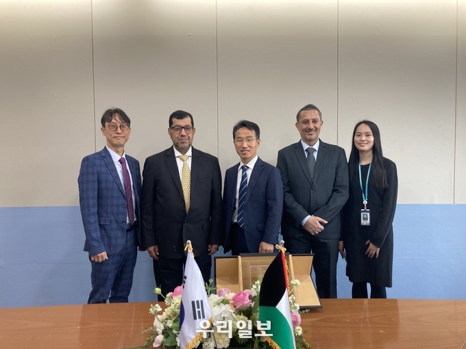 13일 오전 인재개발원에서 열린 인천공항공사-쿠웨이트 항공기술대학교 교육협력 업무협약 체결식에서 인천국제공항공사 강용규 인재개발원장(왼쪽에서 세번째), 쿠웨이트 항공기술대학교 압둘라작 알마흐무드(Abdulrazzak Almahmoud) 총장(왼쪽에서 두번째) 및 관계자들이 협약 체결 후 함께 기념촬영을 하고 있다.ⓒ 인천국제공항공사 제공