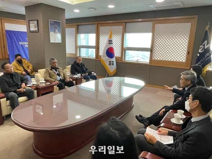 말레이시아 세렘반 시장· 대표단 IFEZ 방문 김진용 청장과 대담을 나누고 있다. ⓒ 인천경제청 제공