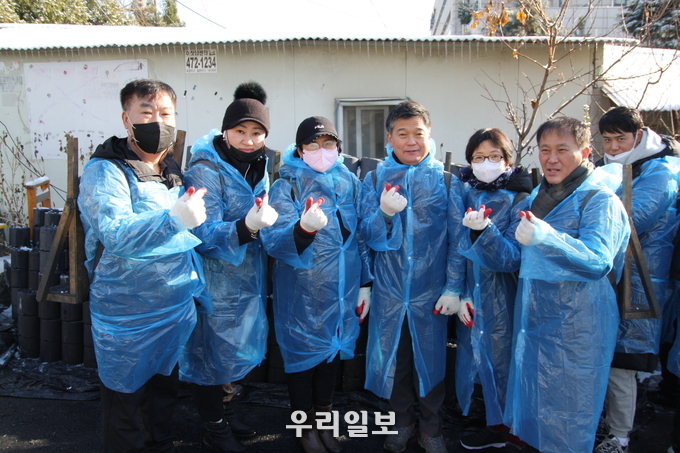 인천시 남동구 사회적기업협의회가 연탄 나눔 행사를 진행하고 기념촬영을 하고 있다.(사진=인천남동구청)