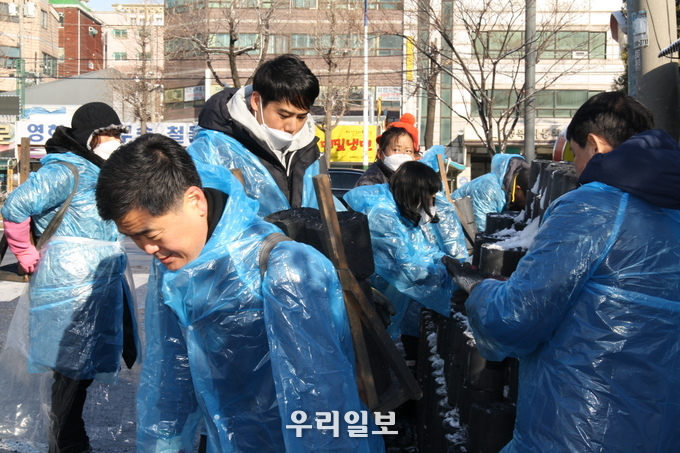 인천시 남동구 사회적기업협의회가 연탄 나눔 행사를 진행하고 기념촬영을 하고 있다.(사진=인천남동구청)