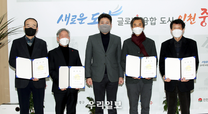 김정헌 구청장이 구청장실에서 공공행정, 문화·관광, 도시계획, 해양, 에너지 분야의 정책자문관 위촉했다. ⓒ 중구청 제공