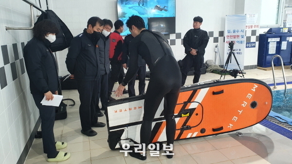 인천송도소방서가 신규 수난구조장비 시연회를 진행하고 있다.(사진=인천송도소방서)
