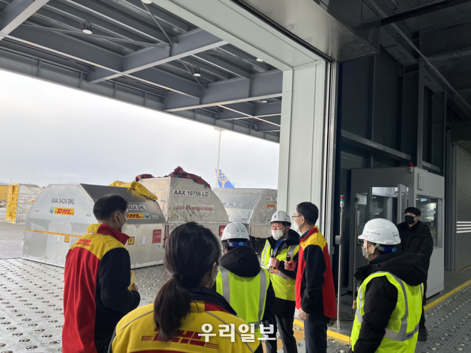 현장 방문 모습.(사진=중부지방고용노동청)