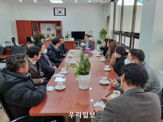 인천환경공단 최계운 이사장을 만나 항의 중인 민주당 인천 서구 시·구의원들.(사진=인천서구의회)