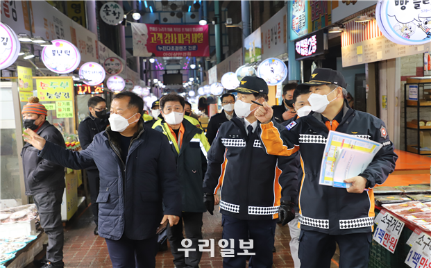 허석곤 인천소방본부장이 21일 서구 가좌동 소재 가좌시장을 찾아 겨울철 전통시장 화재안전 예방대책을 점검하고 있다 ⓒ 인천소방본부 제공