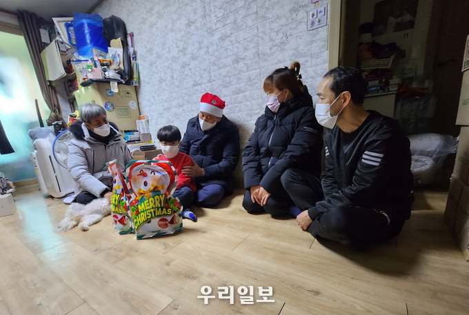 동두천을 새롭게, 시민을 힘나게 하는 산타가 온다 박형덕 시장이 1일 싼타로 변신 한 가정을 방문해 아이에게 크리스마스 선물을 주고 대화를 하고 있다. ⓒ 동두천시청 제공