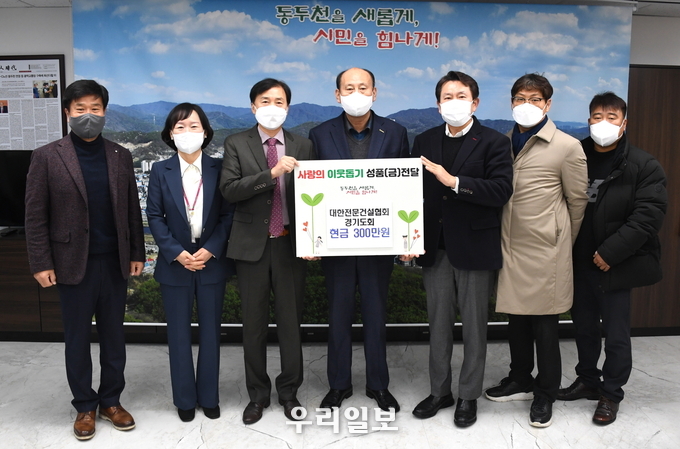 대한전문건설협회 동두천시 운영위원회 이치형위원장이,박형덕 시장에게 사랑나무야학에 기부금 전달하고 있다. ⓒ 동두천시청 제공