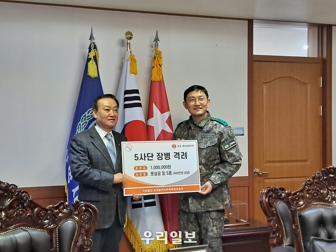 지난 21일 사단법인 세계밀리터리룩 페스티벌 백호현 이사장(왼쪽)이 5보병사단 상승열쇠부대 김흥준 사단장(오른쪽)을 방문해 위문품과 위문금(500만원 상당)을 전달하고 있다.