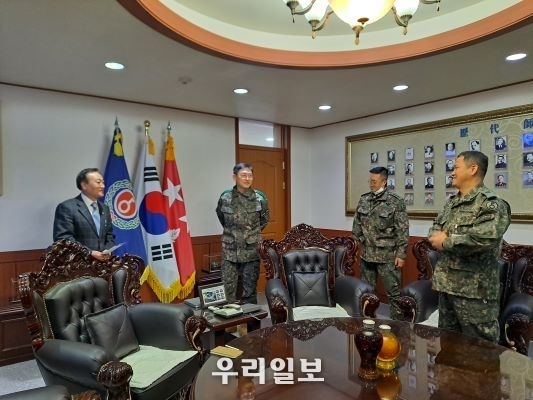 지난 21일 사단법인 세계밀리터리룩 페스티벌 백호현 이사장(왼쪽)이 상승열쇠부대를 방문해 위문품과 위문금을 전달하고 장병들과 대화를 나누고 있다.