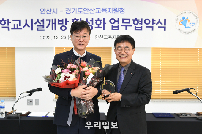 이민근 안산시장(왼쪽)이 홍정표 교육장으로부터 경기교육 발전 기여 공로로 감사패를 전달받고기념촬영을 하고 있다.(사진=안산시청)