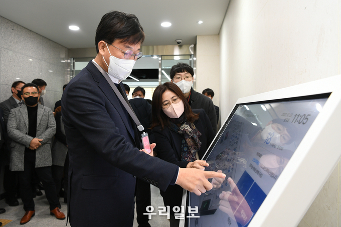 이민근 안산시장이 안산교육지원청을 방문해 스마트오피스 시스템을 체험하고 있다.(사진=안산시청)