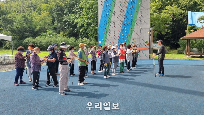 어르신 노르딕워킹 교실 사진.(사진=대한산악연맹)