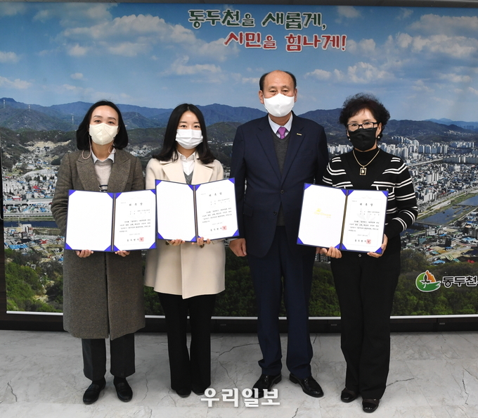 박형덕 동두천시장이 사회적경제육성위원회 신규위원 위촉하고 기념촬영 ⓒ 동두천시 제공