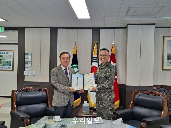지난 23일 천하무적 비룡사단 최성진 사단장(오른쪽)이 사단법인 세계밀리터리룩 페스티벌 백호현 이사장(왼쪽)에게 감사장을 수여하고 있다.