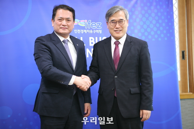 김진용 인천경제청장(오른쪽)과 김경욱 인천국제공항공사 사장이 악수하며 환하게 웃고 있다 ⓒ 인천경제청 제공