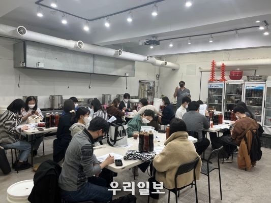 수제맥주제조 커뮤니티 참여자들이 커뮤니티 리더의 말에 집중하고 있는 모습이다.