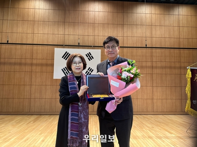 국제희망나눔네트워크 이미자 이사장이 도성훈 인천시교육청에게 표창패를 수여하고 기겸촬영을 하고 있다. ⓒ 국제희망나눔네트워크 제공