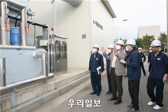 최계운 이사장이 직원들과 함께 송도악취방지시설을 점검 하고 있다. ⓒ 인천환경공단 제공