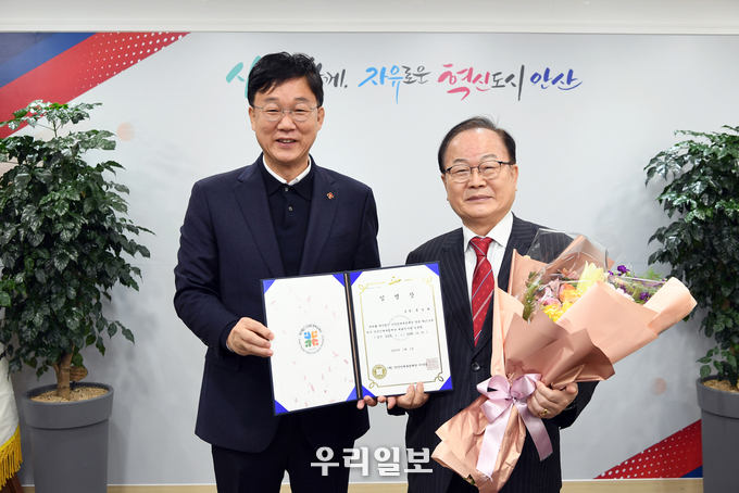 안산시가 안산인재육성재단 2대 대표이사로 홍일화 대표이사(오른쪽)를 임명했다.(사진=안산시청)