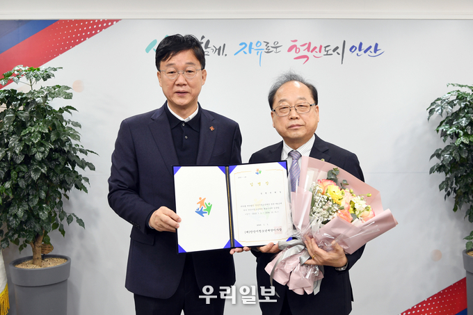 이민근 안산시장(왼쪽)과 전희일 대표이사(오른쪽)가 기념촬영을 하고 있다.(사진=안산시청)