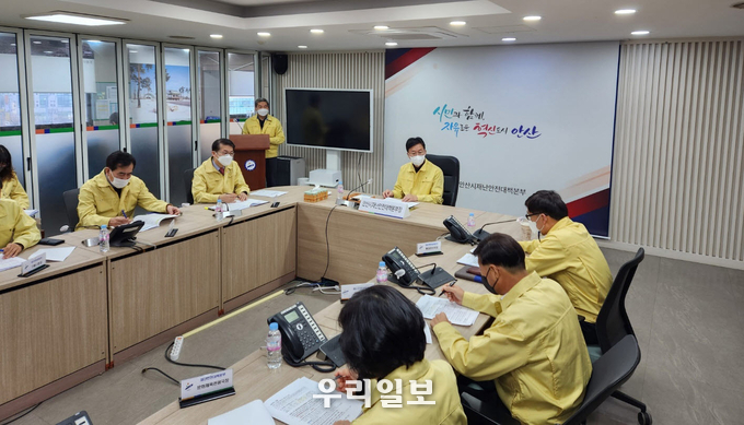 이민근 안산시장이 긴급재난안전대책회의를 주재하고 중국발 입국자 방역에 대한 상황을 점검하고 있다.(사진=안산시청)