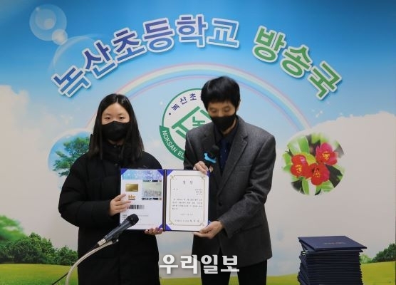 (주)수 화재예방 어린이 포스터 공모전 대상 녹산초등학교 최지아 학생에게 상장을 수여하고 있다.