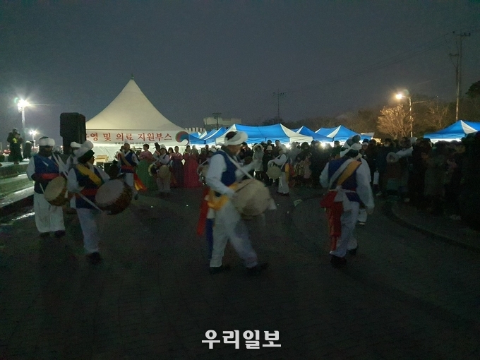 2023년 제13회 평택호 해맞이 행사로 풍물악단이 흥을 돋우고 있다. 성황리 ⓒ 평택시청 제공