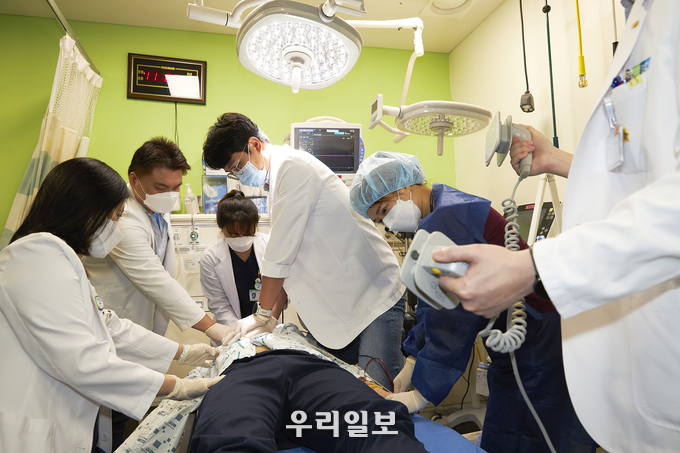 응급환자를 치료하는 순천향대 부천병원 권역응급의료센터 의료진 모습