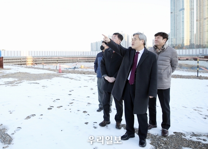 김진용경제청장이 청라시티타워 추진과정을 설명하고 있다. ⓒ 인천경제청 제공