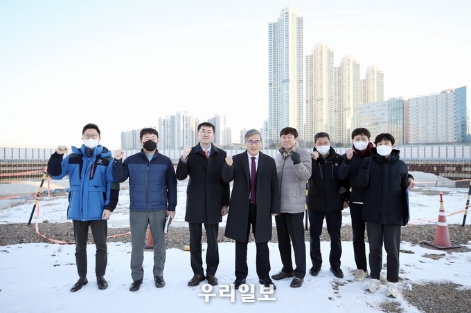 김진용경제청장과 김연중 단장등 관계자들이 청라시티타워 현장 관계자 면담후 기념촬영 ⓒ 인천경제청 제공