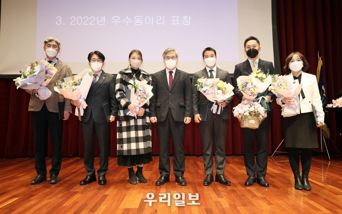 김진용 경제청장과 수상자들이 기념촬영을 하고 있다. ⓒ 인천경제청 제공