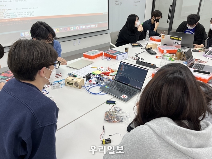 인천경제청,‘2022년 스마트시티 혁신 기술 발굴사업’ 에 대해 회의를 하고 있다. ⓒ인천경제청 제공