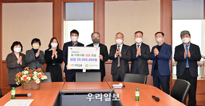 대한예수교장로회 주안교회 사회복지법인 주안복지재단 주승종 목사가 차준택부평구청장등 관계자들이 함께 기념촬영을 하고 있다. ⓒ 부평구청 제공