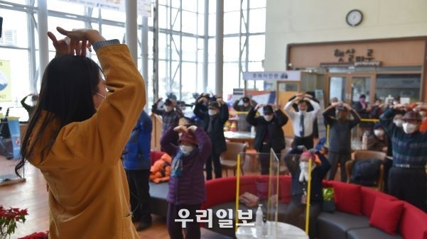 용인시처인노인복지관에서는 평일 12시 복지관 2층 청춘홀에서 어르신들을 대상으로 ‘10분 건강체조’를 진행하고 있다. 