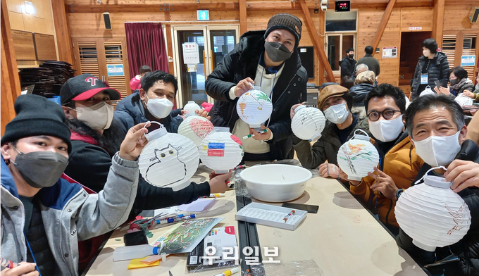 전등갓 만들기.(사진=대한외국인지원센터)