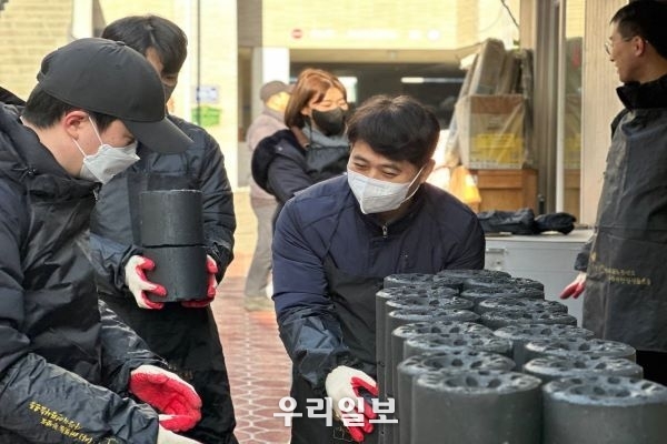 1월 10일, 인천국제공항공사노동조합 집행부 및 조합원들이 인천광역시 중구 동인천 일대에 방문하여 연탄 나눔 봉사활동을 펼치고 있다.