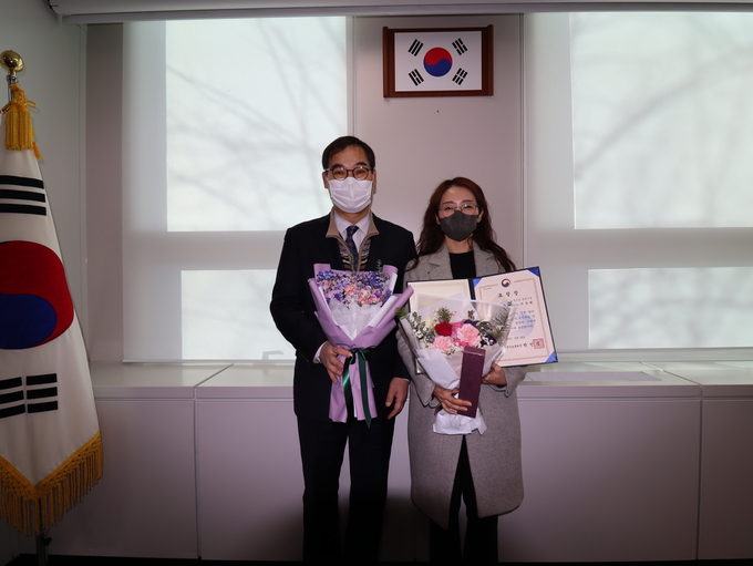 인천보훈지청 국가유공자 명패 달아드리기 사업 ⓒ 인천보훈지청 제공