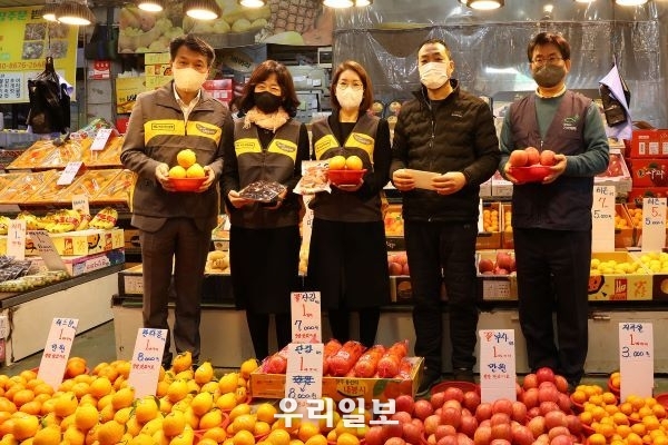 11일 서울시 양천구에 위치한 신영시장에서 열린 설날맞이 '전통시장 사랑나눔 행사'에서 (왼쪽부터)성채현 KB국민은행 영업그룹 부행장, 김은덕 KB국민은행 강서지역그룹 대표, 문혜숙 KB국민은행 ESG본부장, (오른쪽 첫번째)유원식 기아대책 회장이 신영시장 상인과 기념촬영을 하고 있다.