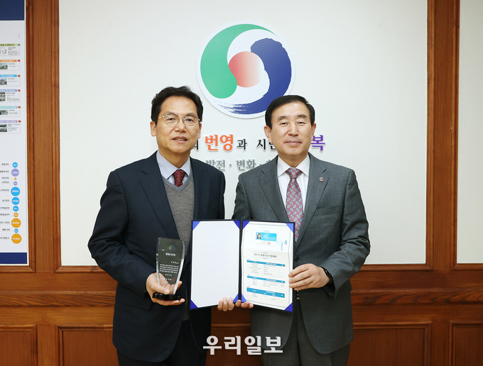 조길형 충주시장(오른쪽)과 김철문 충주경찰서장(왼쪽)이 기념촬영을 하고 있다.(사진=충주시청)