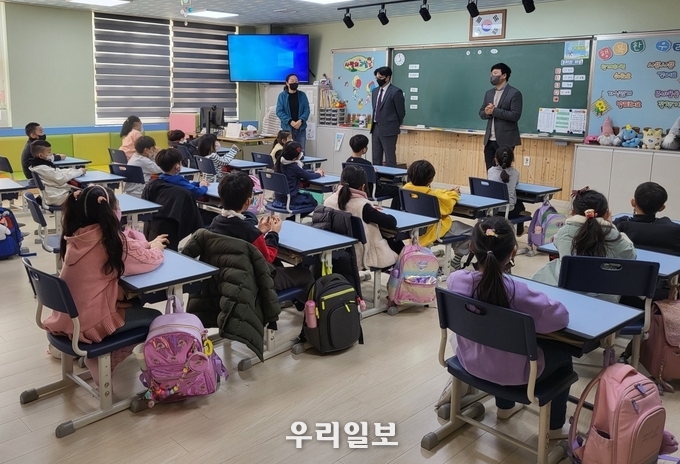 아람초등학교에서 진행된 후원금 전달식에서 굿네이버스 경기2본부 김영배 본부장이 아람초등학교 1학년 1반 아동들에게 후원 사업에 대해 학생들에게 설명하고 있는 모습.(사진=굿네이버스 경기2본부)