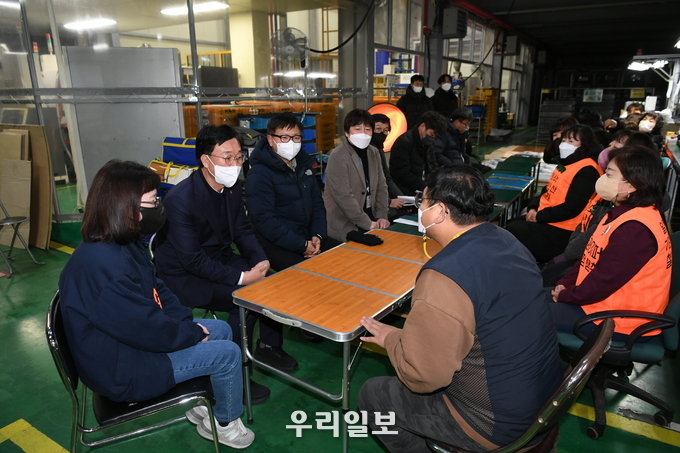 이민근 안산시장이 한국와이퍼 안산공장을 방문해 노조의 이야기를 경청하고 있다.(사진=안산시청)