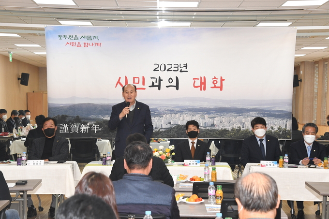 박형덕 동두천시장이, 2023년 보산동, 소요동 시민과의 대화에서 인사말을 하고 있다. ⓒ 동두천시청 제공
