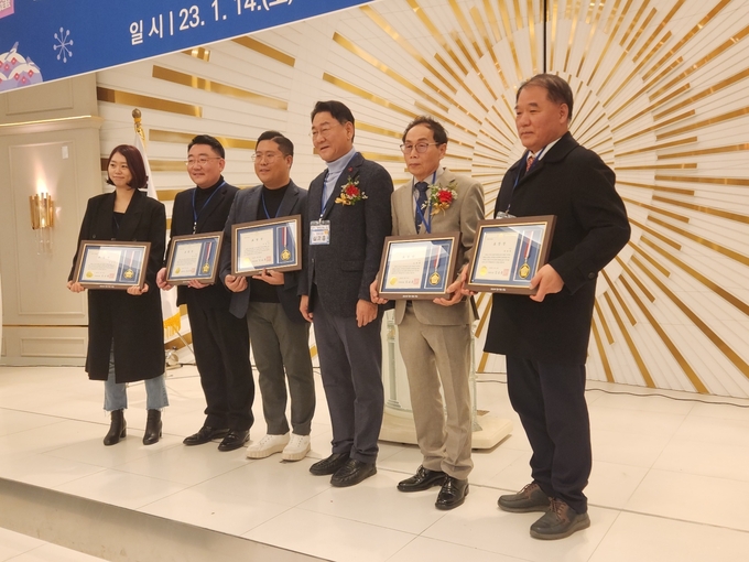 인사모 상임고문이 김교흥 국회의원 인사모임에 공헌한 회원들의 표창장 수여하고 기념촬영을 하고 있다. ⓒ 인사모 제공