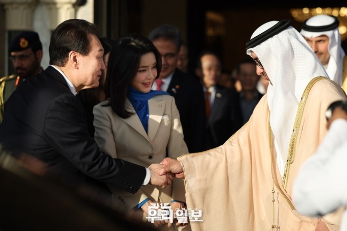 1월 14일 윤석열 대통령 부부는 2023년 아부다비 공항 도착 후 환담을 가졌습니다. ⓒ 대통령실 제공