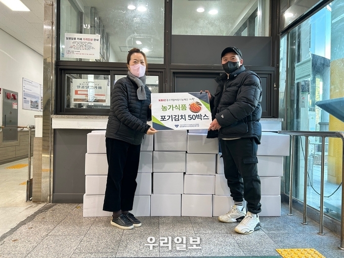 중소기업사랑나눔재단 연계로 농가식품에서 인천시시각장애인복지관에 포기김치 50박스를 전달하고 있다.(사진=인천시시각장애인복지관)
