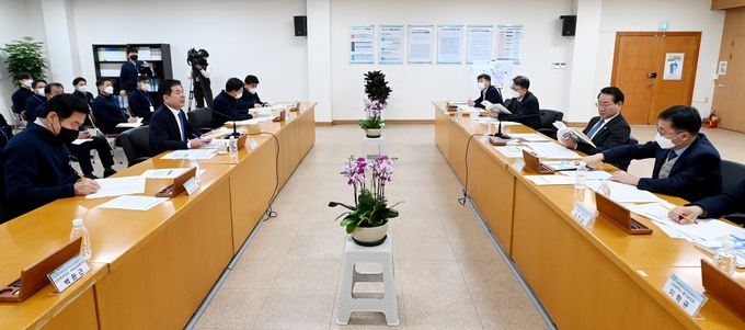 유정복 인천시장이 17일 인천환경공단에서 2023년도 인천환경공단 최계운 이사장으로 부터 주요업무 추진계획을 보고받고 있다. ⓒ 인천환경공단 제공